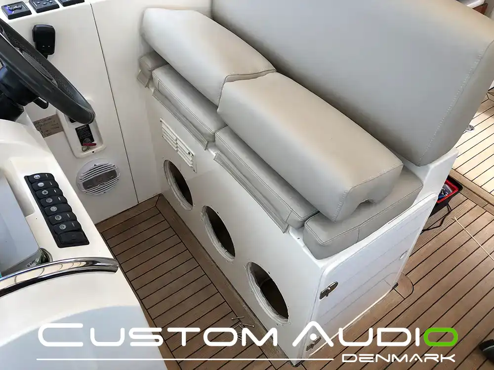Custom Audio marine stereo monteringsbillede Sealine sc35